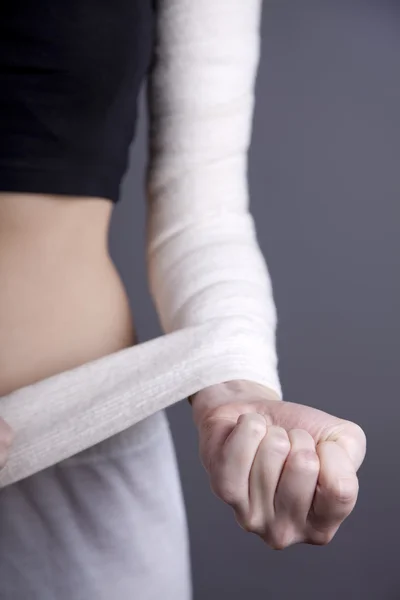 Corpo da menina forte com com bandagem elástica na mão . — Fotografia de Stock