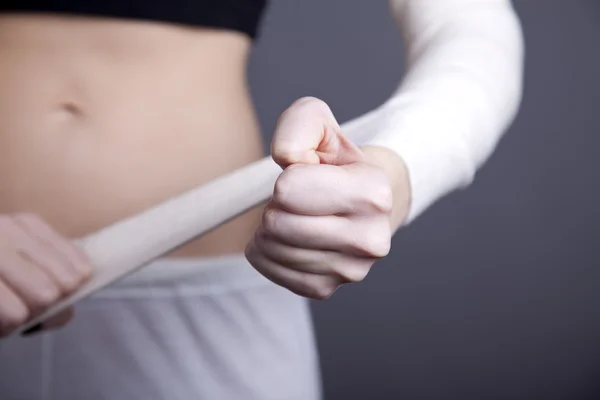 Strong girl's body with with elastic bandage on hand. — Stock Photo, Image
