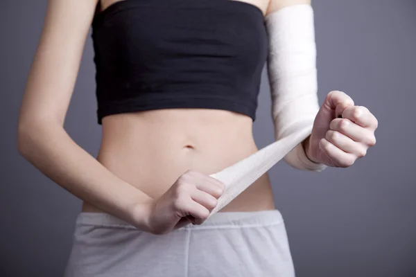 Cuerpo de chica fuerte con vendaje elástico en abdominales — Foto de Stock