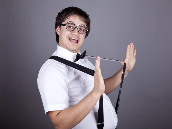 Πορτρέτο του αστεία μόδας ανδρών στην suspender με παπιγιόν και glas — Φωτογραφία Αρχείου