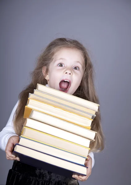 Malá školačka nezdolnou knihy. — Stock fotografie
