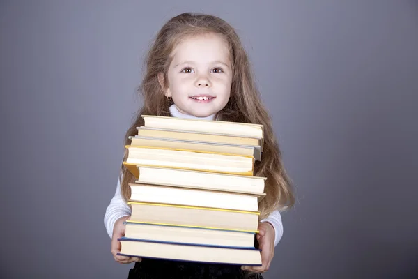 Malá školačka nezdolnou knihy. — Stock fotografie