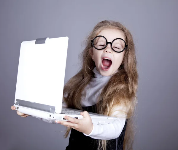 Mladá holčička v brýlích s notebookem. — Stock fotografie