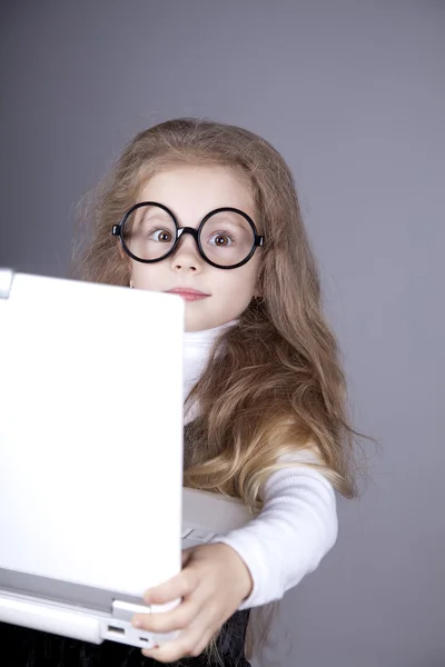 Jeune fille dans des lunettes avec ordinateur portable . — Photo
