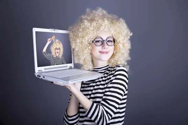 Retrato de menina engraçada em peruca loira com laptop — Fotografia de Stock