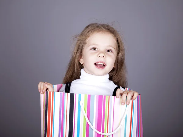 购物框中的小女孩. — Stockfoto