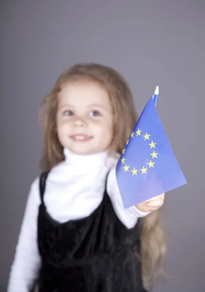 Liten flicka med Europeiska unionens flagga. — Stockfoto