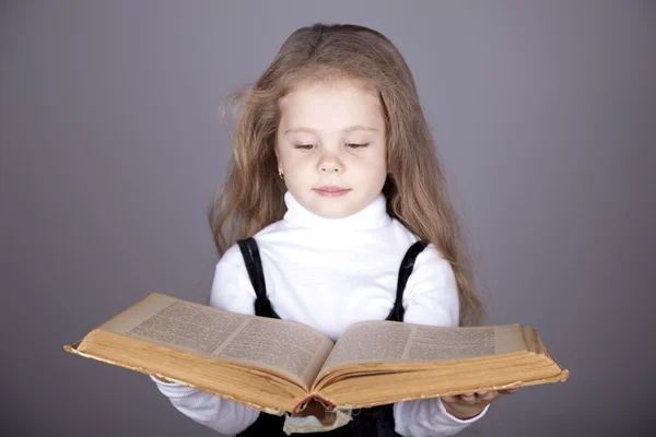 Klein meisje met boek. — Stockfoto