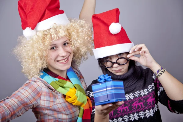 Dos chicas divertidas con regalos de Navidad . —  Fotos de Stock