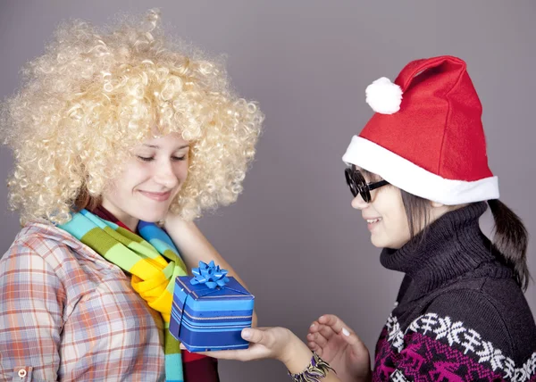 Dos chicas divertidas con regalos de Navidad . —  Fotos de Stock