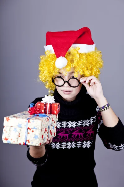 Lustiges Mädchen in Gläsern mit Weihnachtsgeschenken. — Stockfoto
