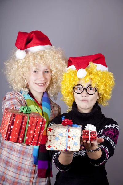 Dvě vtipné dívky s vánoční dárky. — Stock fotografie