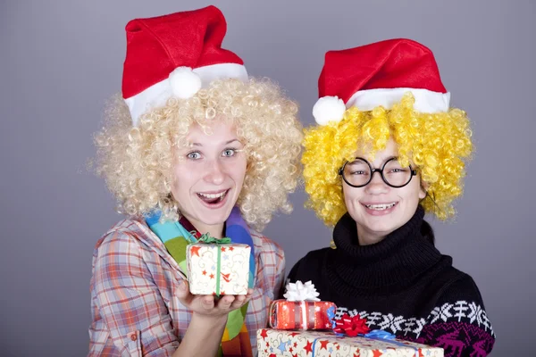 Dos chicas divertidas con regalos de Navidad . — Foto de Stock