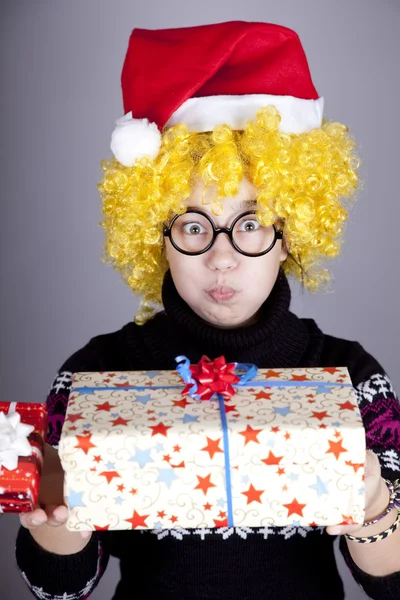 Menina engraçada em óculos com presentes de Natal . — Fotografia de Stock