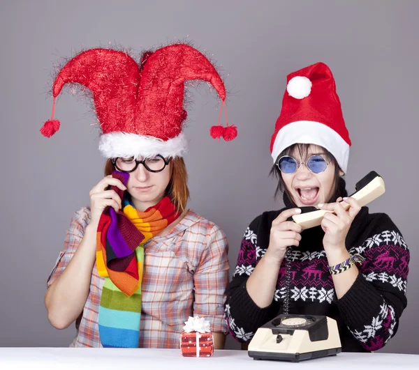 Dvě dívky, volá k santa pro lepší vánoční dárek. — Stock fotografie