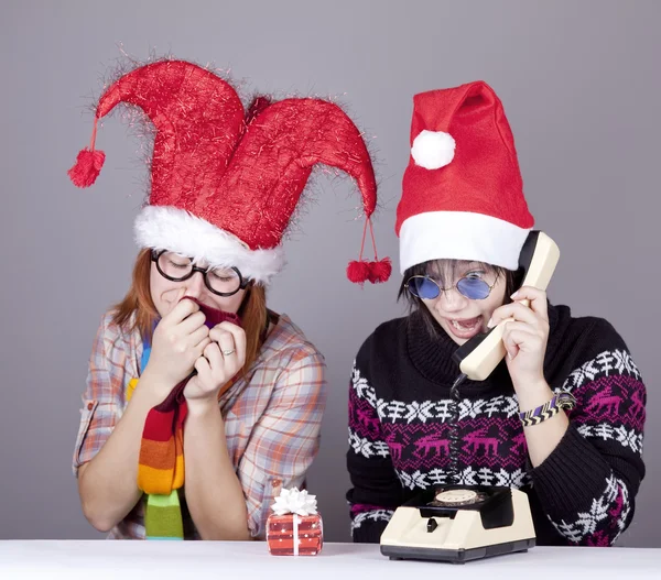 Dos chicas llamando a Santa Claus para un mejor regalo de Navidad . — Foto de Stock