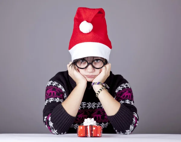 Funny girl v brýlích s vánoční dárky. — Stock fotografie