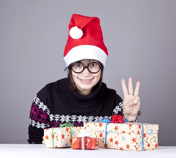 圣诞礼物带眼镜的滑稽女孩. — 图库照片
