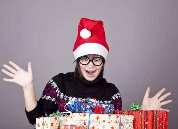 Noel hediyeleri ile gözlüklü kız. — Stok fotoğraf