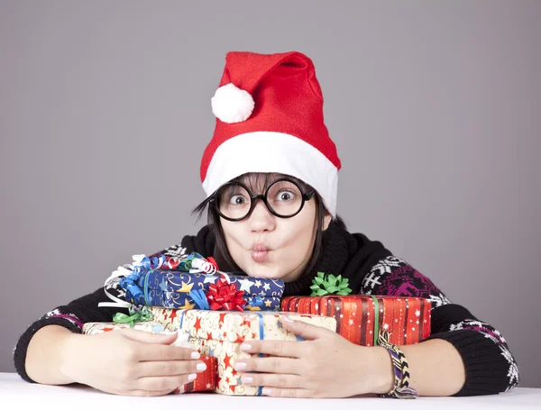 Chica divertida en gafas con regalos de Navidad . — Foto de Stock