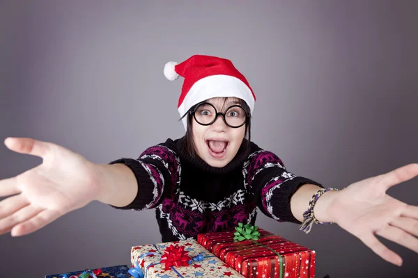 Menina engraçada em óculos com presentes de Natal . — Fotografia de Stock