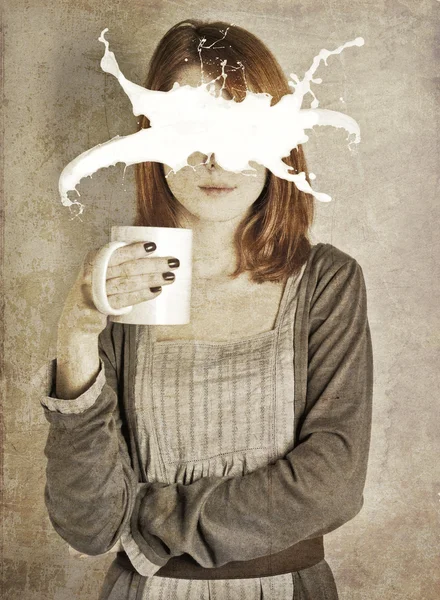 Kunstporträt eines Mädchens mit abstrakter Milch im Gesicht. — Stockfoto