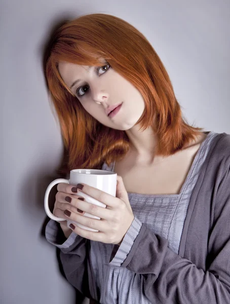 Retrato de menina de cabelos vermelhos com copo . — Fotografia de Stock