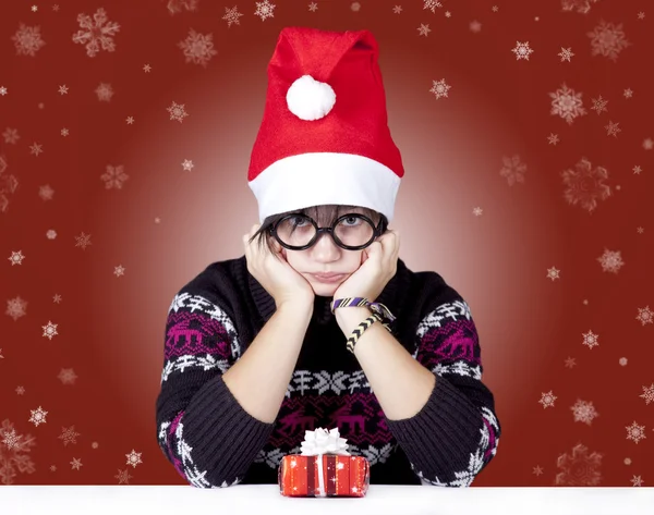 Noel hediyeleri ile gözlüklü kız. — Stok fotoğraf