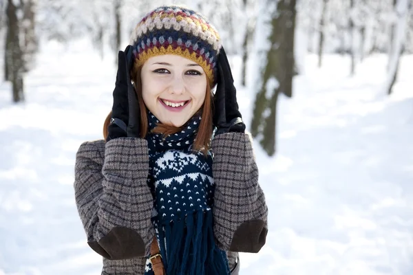 Vacker Ung Rödhårig Kvinna Vinterparken — Stockfoto