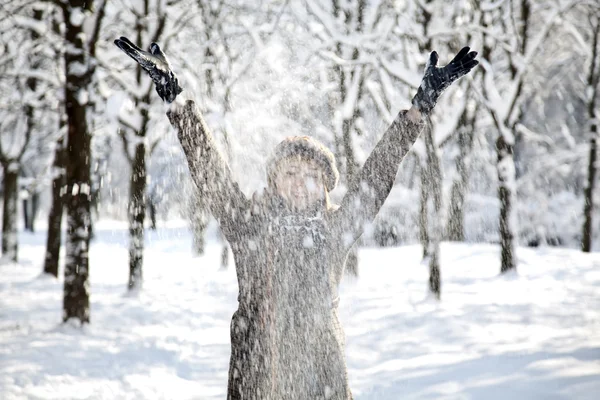 Hermosa joven pelirroja en el parque de invierno — Foto de Stock