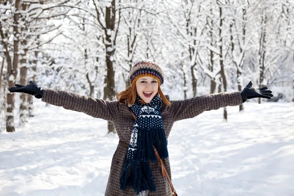 冬季公园美丽年轻的红头发女人 — 图库照片