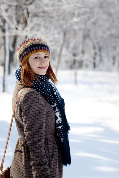 冬公園の美しい若い赤髪の女 — ストック写真