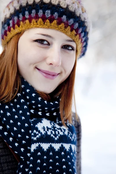 Mulher ruiva jovem bonita no parque de inverno — Fotografia de Stock