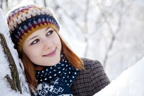 Όμορφη νέων κοκκινομάλλης γυναίκα στον χειμερινό πάρκο — Φωτογραφία Αρχείου