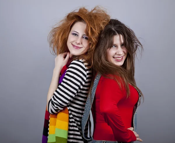 Zwei Lustige Wütende Mädchen Einer Würgt Den Anderen Studioaufnahme — Stockfoto