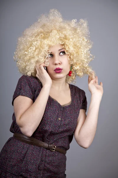Lustiges Mädchen Mit Perücke Telefoniert Studioaufnahme — Stockfoto