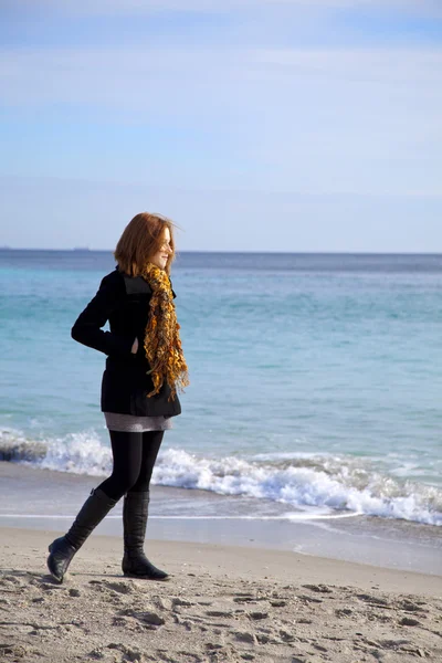 浜の赤い髪の少女. — ストック写真