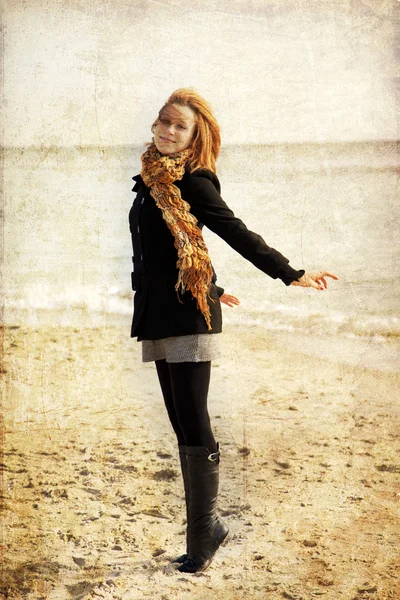 在海滩上的红发女孩 室外拍摄 — 图库照片