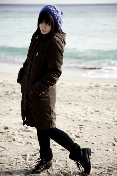 Смешная девушка на пляже . — стоковое фото