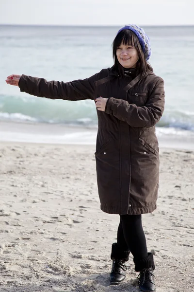 Legrační dívka na pláži. — Stock fotografie