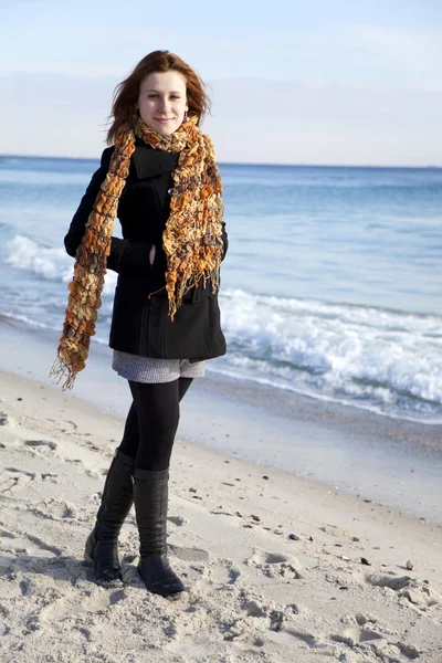 浜の赤い髪の少女 屋外撮影 — ストック写真