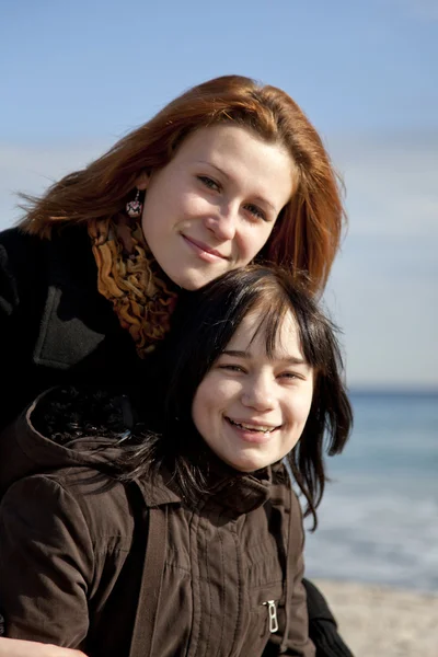 在海滩上的两个女孩 室外拍摄 — 图库照片
