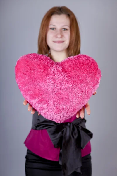 Menina Cabelos Vermelhos Com Brinquedo Coração Estúdio — Fotografia de Stock