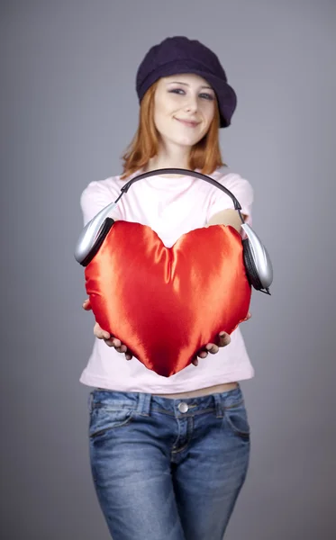 Красивая рыжая девушка с игрушечным сердцем . — стоковое фото