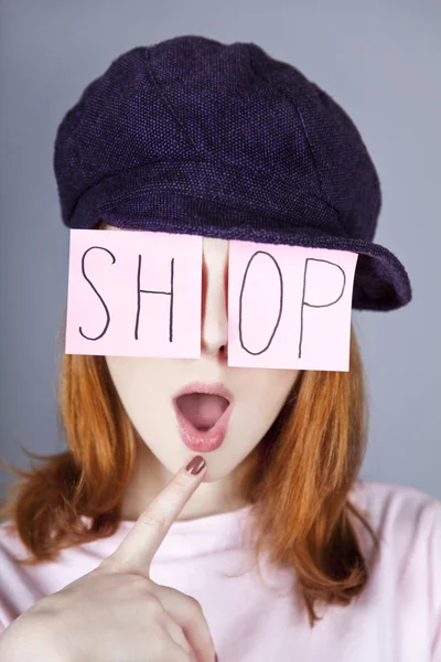 Ragazza di moda con parola "SHOP" sugli occhi . — Foto Stock