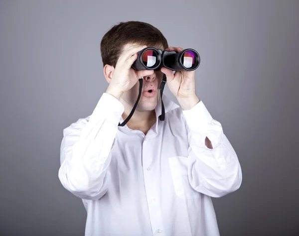 Jóvenes empresarios en camiseta con binocular negro — Foto de Stock