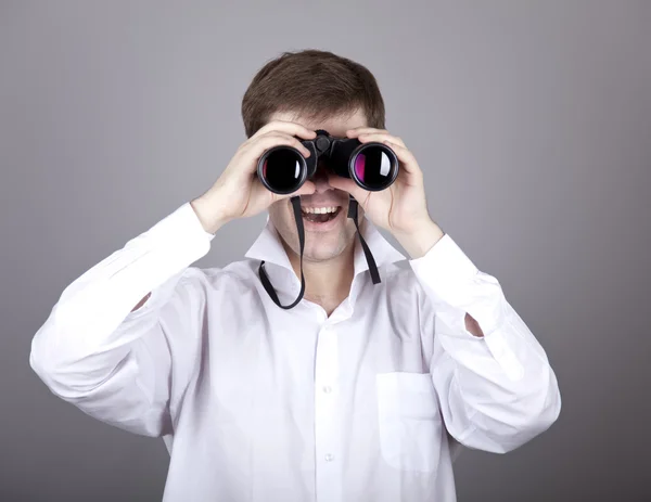 Jóvenes empresarios en camiseta con binocular negro —  Fotos de Stock