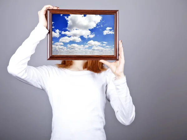 Meisje houd frame met wolken sky binnen — Stockfoto