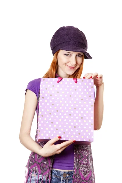 Nákupní holka ve fialové s taškou — Stock fotografie