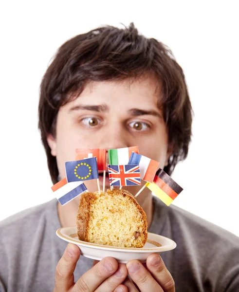 Les hommes gardent le gâteau avec des drapeaux européens . — Photo